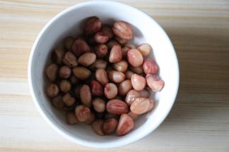 放入无油的锅中煮沸后继续煮20分钟，然后捞出；