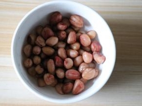 放入无油的锅中煮沸后继续煮20分钟，然后捞出；