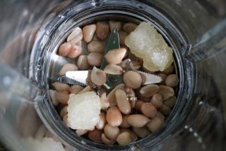 将花生仁、冰糖全部倒进破壁机搅拌杯里;