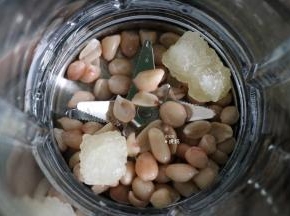 将花生仁、冰糖全部倒进破壁机搅拌杯里;