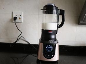 继续倒入水，然后盖上杯盖（事先已将投料盖压紧在杯盖上），再将杯盖顺时针旋转与杯体扣好，接通电源；