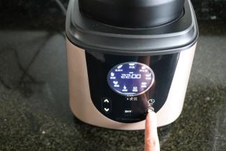 按开始键，破壁机开始工作;