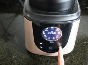 按开始键，破壁机开始工作;