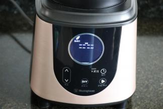 此时处于加热状态，显示屏上没有倒计时时间显示的，显示的是跑马灯；