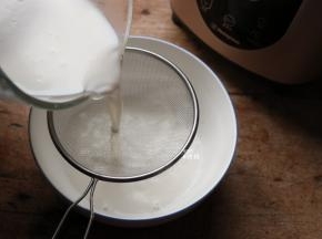 程序结束后拔掉电源，倒出就可以喝了，看，滤网上几乎无渣，可见口感多细腻；