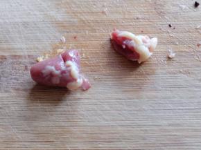 首先将鸡心头切掉，有的人不切，但是我每次吃都切掉！可以根据个人喜欢操作！