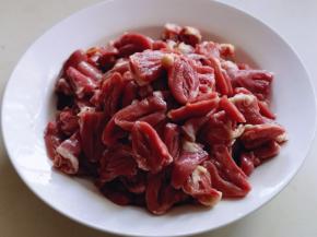 鸡心头切掉后，将鸡心从中间切开，也就是一切二！用冷水反复冲洗！