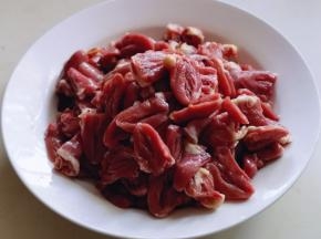 鸡心头切掉后，将鸡心从中间切开，也就是一切二！用冷水反复冲洗！