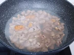 锅中加入清水，加入处理好的鸡心焯水，大火烧开煮1分钟捞出，再反复用冷水冲洗！