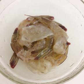 处理好的虾仁放入小碗里，加入1克盐，1克料酒，1.5克玉米淀粉，一小勺油，少许料酒拌均，放入冰箱冷藏腌制15分钟。