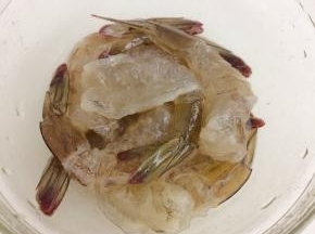 处理好的虾仁放入小碗里，加入1克盐，1克料酒，1.5克玉米淀粉，一小勺油，少许料酒拌均，放入冰箱冷藏腌制15分钟。