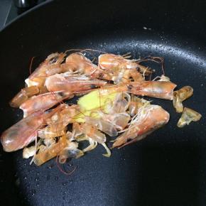 热锅加少许油把虾头虾壳加姜片爆香，倒入500ml开水，中火熬5分钟左右