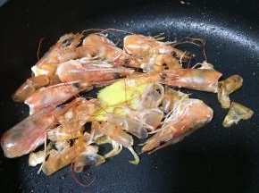 热锅加少许油把虾头虾壳加姜片爆香，倒入500ml开水，中火熬5分钟左右