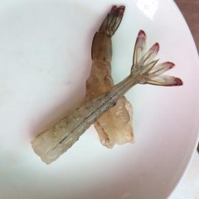 下腹部也有一条虾肠，用牙签轻轻挑出来。