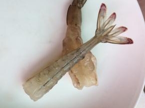 下腹部也有一条虾肠，用牙签轻轻挑出来。