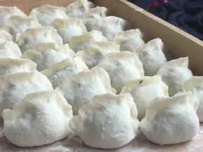 把包好的饺子整齐的码放在饺子板上。 饺子板上要提前均匀地撒些干面粉，避免饺子和饺子板粘连。