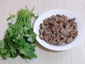 冲洗好的鸡心特别干净，准备好香菜！