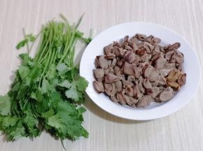 冲洗好的鸡心特别干净，准备好香菜！