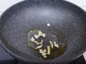 起油锅，加入切好的蒜姜炒香！