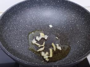 起油锅，加入切好的蒜姜炒香！