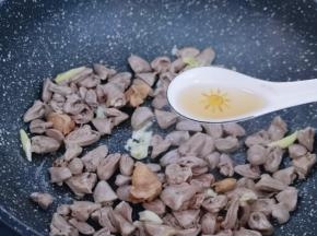 加入鸡心煸炒，再加入料酒！