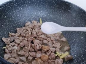 依个人口味加入盐！