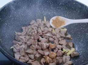 加入十三香！快速翻炒2分钟！