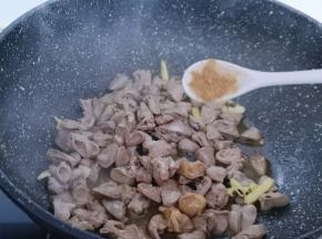 加入十三香！快速翻炒2分钟！