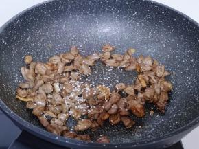 加入白芝麻翻炒片刻！