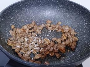 加入白芝麻翻炒片刻！