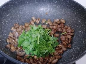 加入香菜，关火借助余温将香菜炒熟即可！
