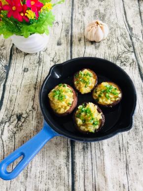 撒上适量的葱花即可食用啦！蒜蓉里面有盐分，蘑菇里面就不用再放盐了，保持蘑菇的原汁原味儿才会更美味哦！