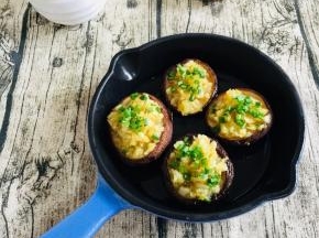 撒上适量的葱花即可食用啦！蒜蓉里面有盐分，蘑菇里面就不用再放盐了，保持蘑菇的原汁原味儿才会更美味哦！