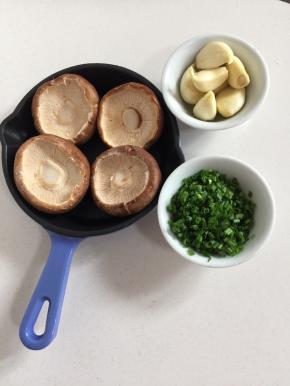 准备好所需的材料：
蘑菇4个，蒜瓣1个，葱花适量。（如果有那种小小的蘑菇会更好哦！今天去市场买没有遇到，只好选择了这种比较大的蘑菇。）