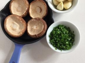 准备好所需的材料：
蘑菇4个，蒜瓣1个，葱花适量。（如果有那种小小的蘑菇会更好哦！今天去市场买没有遇到，只好选择了这种比较大的蘑菇。）