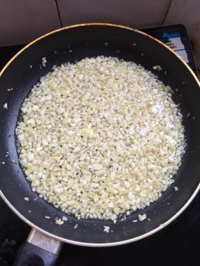 边煸炒边用筷子搅拌，继续小火煸炒至蒜蓉呈金黄色即可。