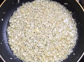 边煸炒边用筷子搅拌，继续小火煸炒至蒜蓉呈金黄色即可。