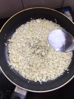 放入少许的糖和适量的盐。