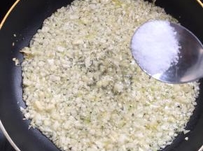 放入少许的糖和适量的盐。