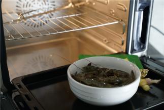 如图这款菜谱用到了鲜虾，姜，香辣版的奥尔良烤肉粉。