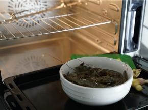 如图这款菜谱用到了鲜虾，姜，香辣版的奥尔良烤肉粉。