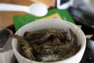 将鲜虾去虾线去杂质，然后加入适量的细盐来腌洗