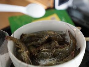 将鲜虾去虾线去杂质，然后加入适量的细盐来腌洗