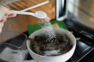 虾的用量可以多一点，加入之后拌一下，然后腌个五分钟左右再洗了控水备用。
