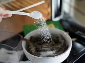 虾的用量可以多一点，加入之后拌一下，然后腌个五分钟左右再洗了控水备用。
