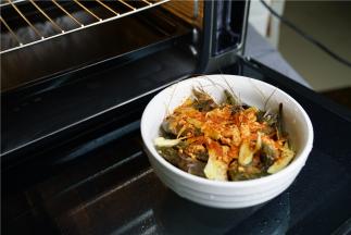 洗好的鲜虾加入姜片，香辣奥尔良烤肉粉，再加入少许的生抽及玉米油。