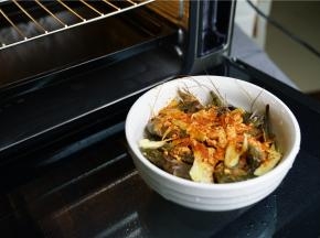 洗好的鲜虾加入姜片，香辣奥尔良烤肉粉，再加入少许的生抽及玉米油。