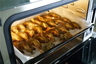 将挂好味的鲜虾码放在烤盘里，42L的蒸烤箱真是太赞了，刚好可以烤1斤的虾。这样子烤一次可以让家人吃上三天哦。