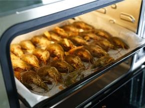 将挂好味的鲜虾码放在烤盘里，42L的蒸烤箱真是太赞了，刚好可以烤1斤的虾。这样子烤一次可以让家人吃上三天哦。