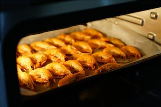 烤好是如图状，虾微微有点干，吃起来很的嚼头。这个就适合我家孩子们的吃。